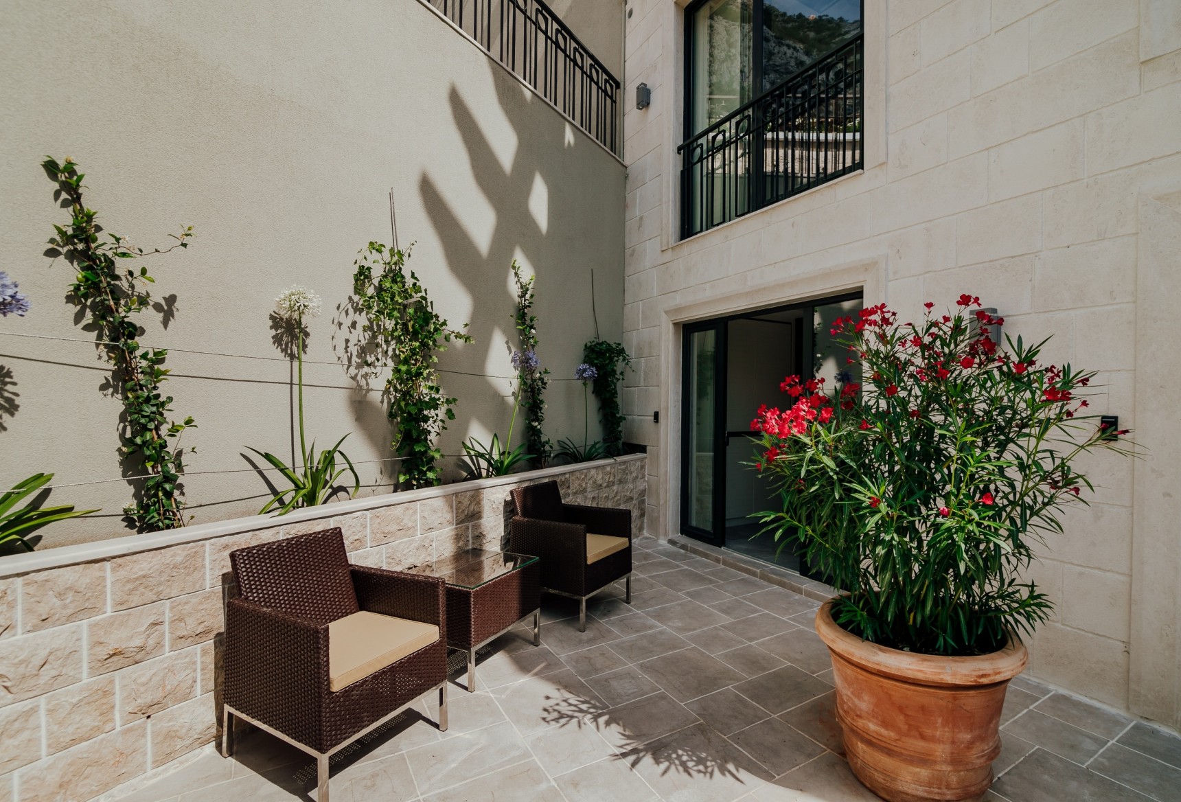 Gallery Studio apartment with terrace 2